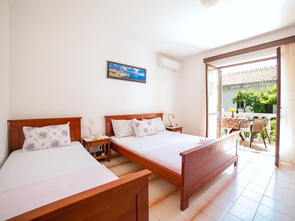 Rooms Garden Petrovac Bilik gambar