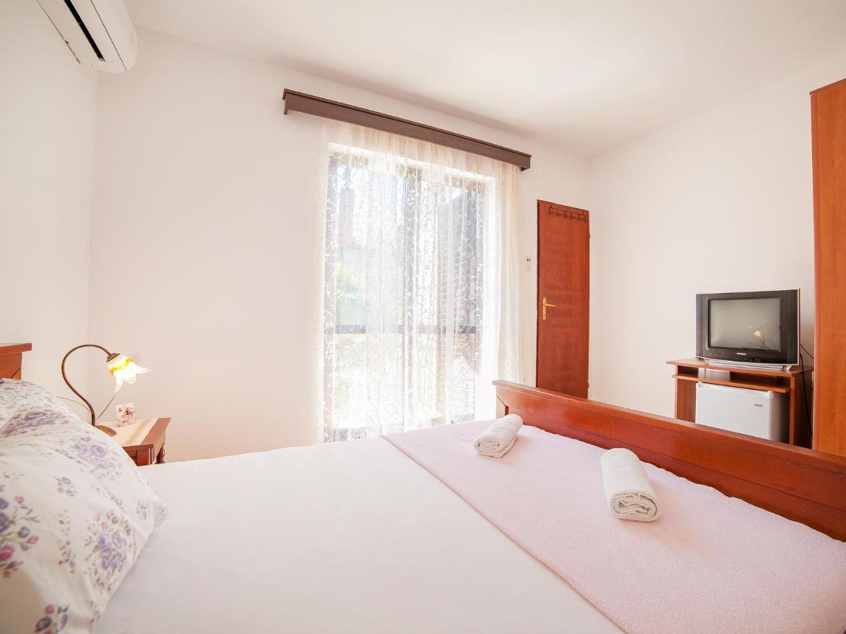 Rooms Garden Petrovac Bilik gambar